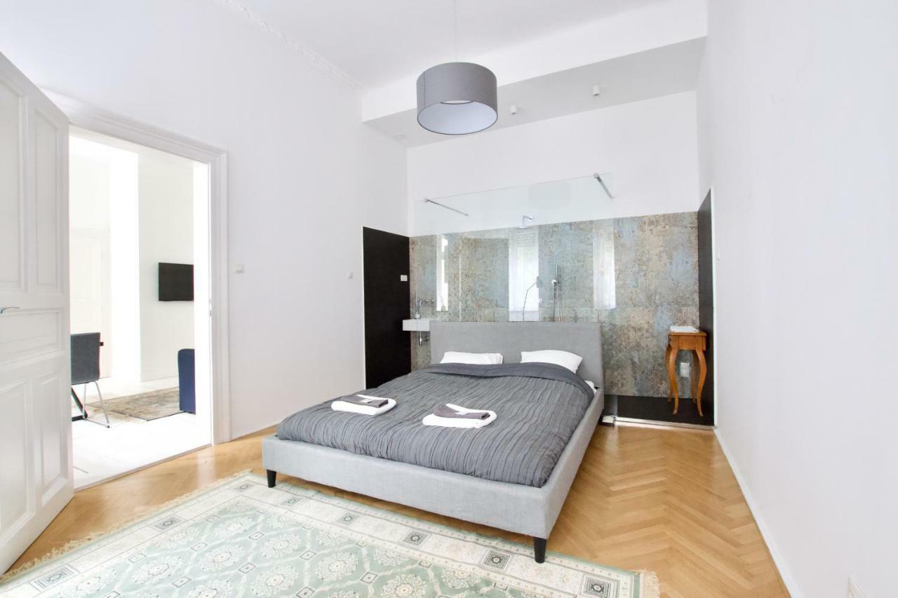 Luxury Apartment by Hi5 - Október 6 Street Budapeste Exterior foto